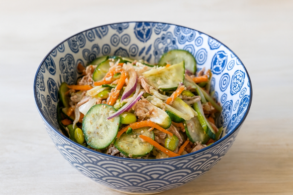 Азиатский салат с тунцом и эдамаме