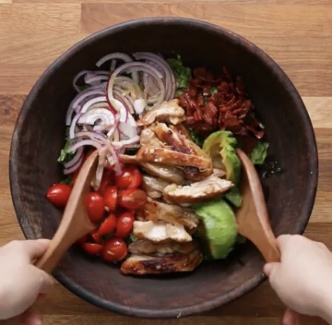 Медово-горчичный салат с курицей